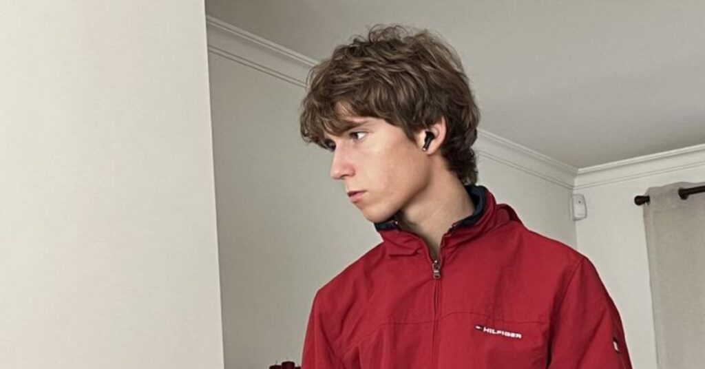 High-volume fluffy mod cut with soft texture and a thick fringe.