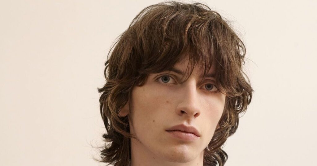 Messy and tousled long mod cut with bedhead texture and loose layers.