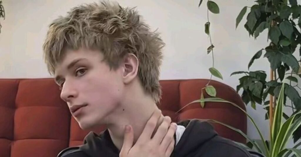 Sleek mod cut for straight hair with a sharp, blunt fringe.