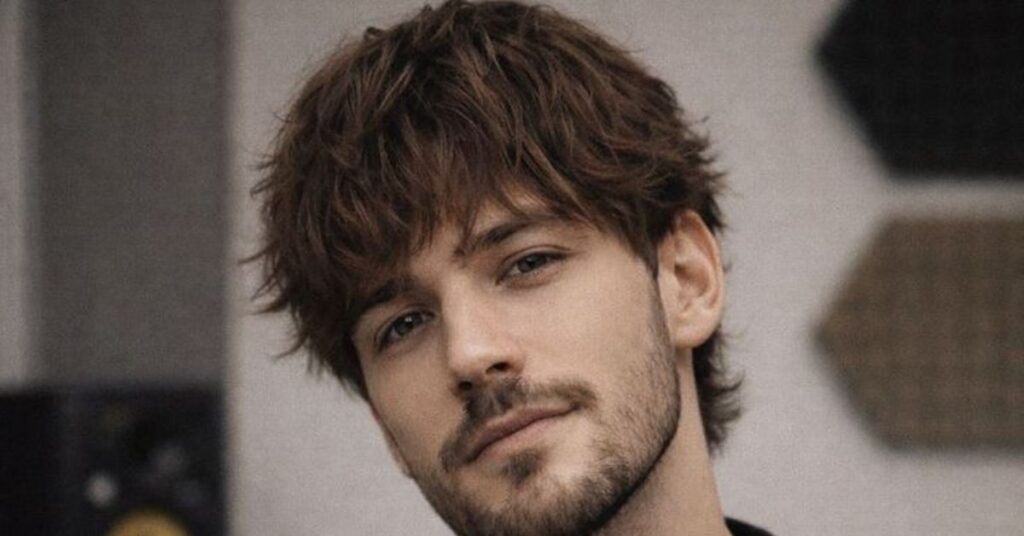 Mod cut with a clean tapered neckline and soft textured layers.