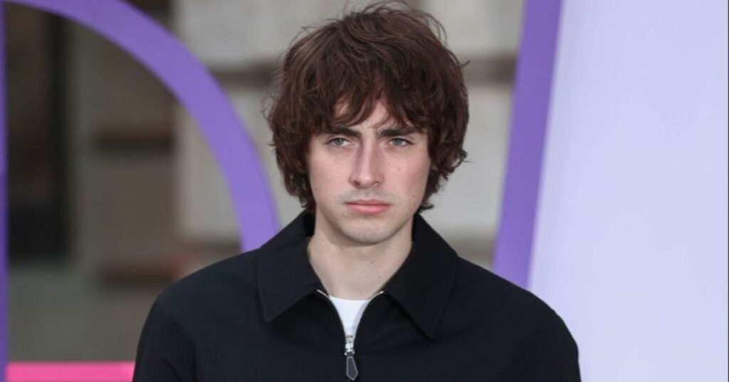 Rocker indie mod cut with heavy face-framing layers and a messy matte finish.