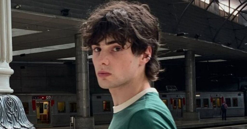 Short textured 90s mod cut with messy layers and a heavy fringe.