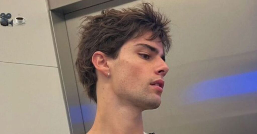 Spiky mod cut with sharp vertical texture and a messy fringe.