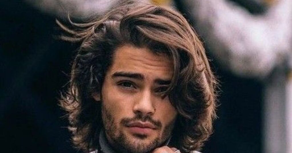 Shaggy bob for men (Man-Bob) featuring a chin-length cut with messy textured layers and a tapered back.