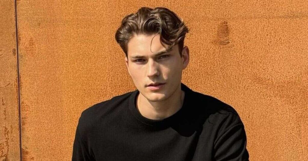 The Wavy Side Swept Fringe