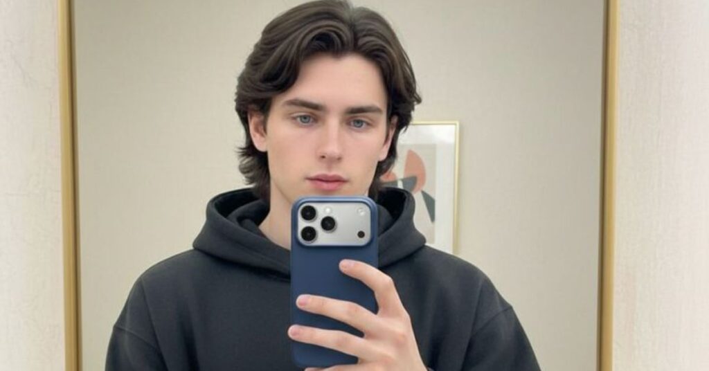 Trendy 90s-inspired curtain bangs for men with a soft middle parting.