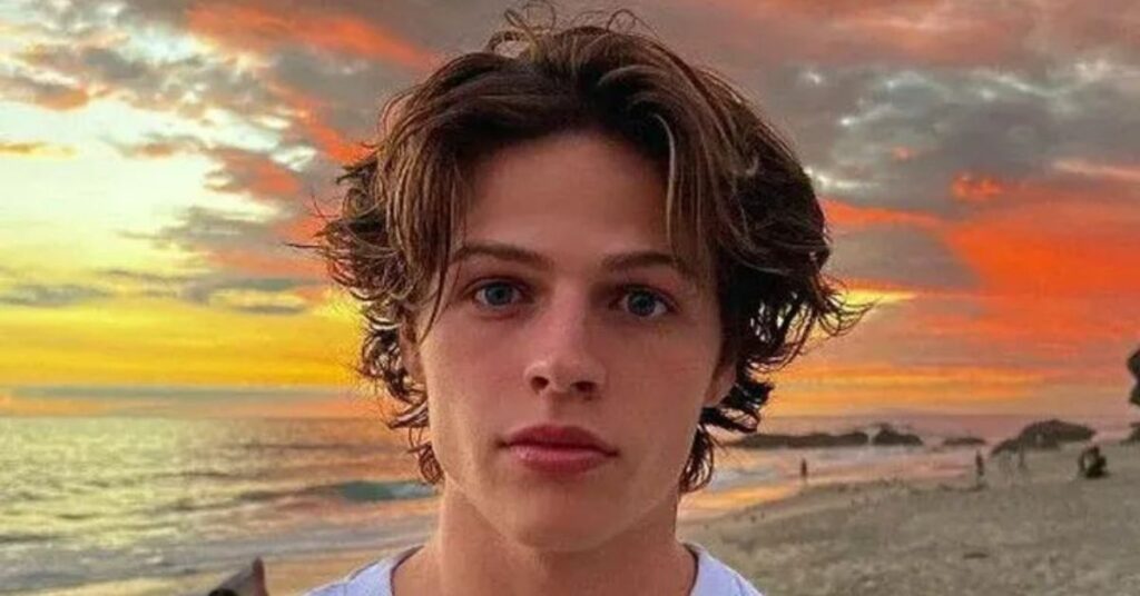 Fluffy middle part for guys with curly hair