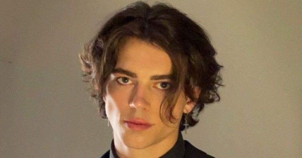 Long middle part for men with a natural flow and 90s-inspired aesthetic.