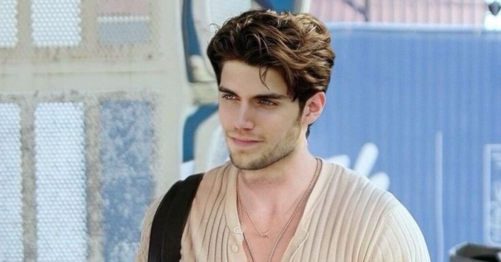 Modern textured side-sweep for men with volume and a defined side parting.