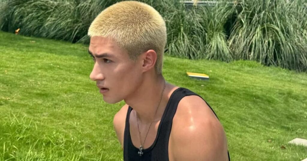 High-contrast Bleached Texture Korean hairstyle cut for a modern K-Pop idol aesthetic.