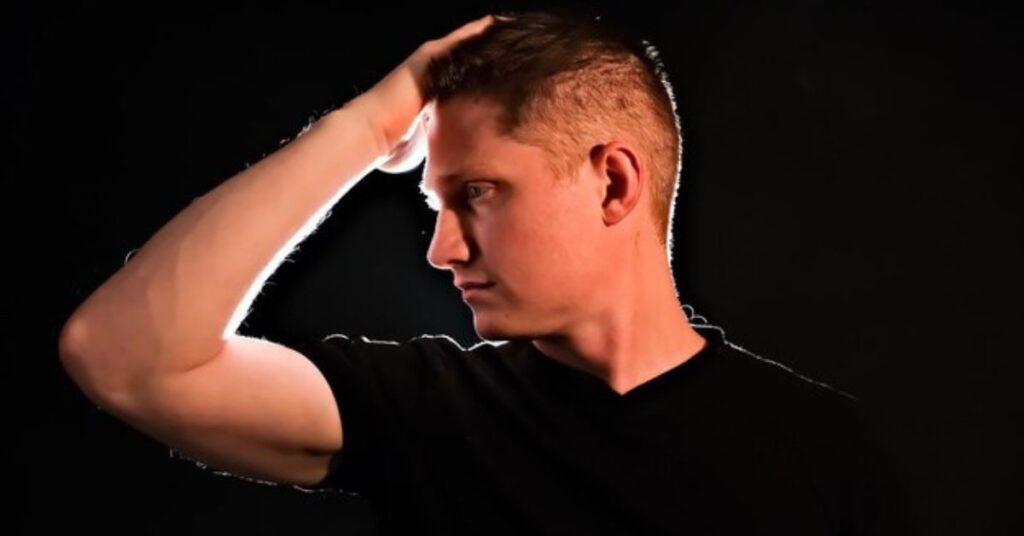 Trendy burst fade side part haircut for round face shapes.