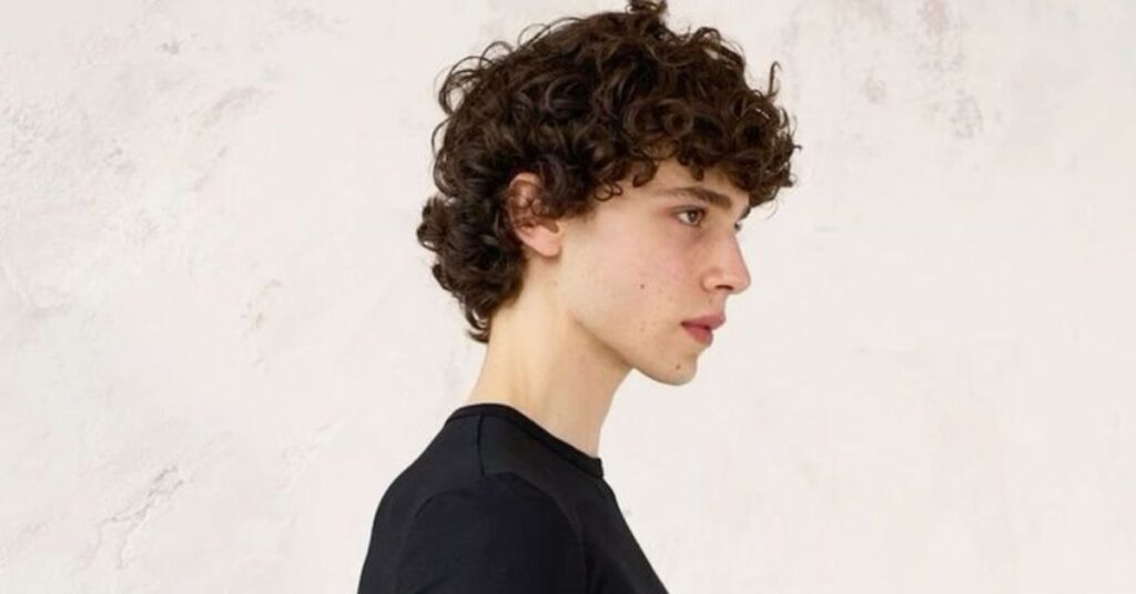 Maintenance-friendly C-Curl Korean hairstyle cut with inward curved ends.