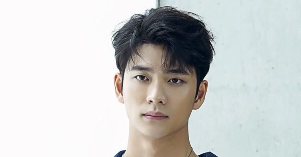 Symmetrical Double Comma Korean hairstyle cut for high-volume K-drama look.
