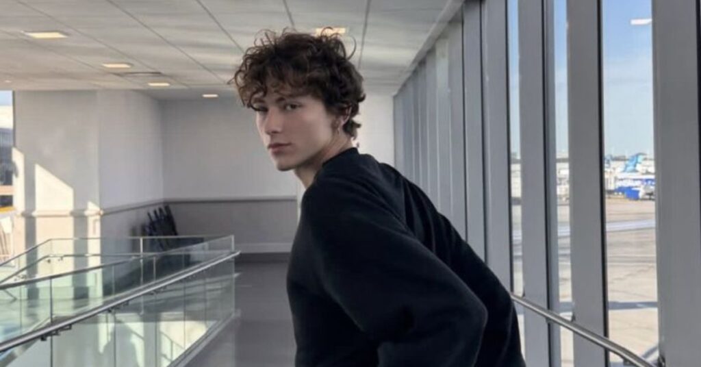 Fluffy mod haircut with airy texture.