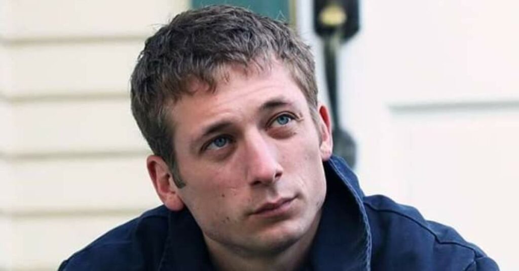 Jeremy Allen White iconic messy curls from The Bear TV show as Carmy  Berzatto.