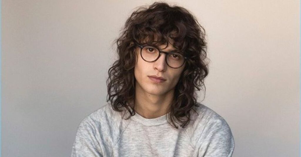 Long shaggy mod cut with point-cut layers.