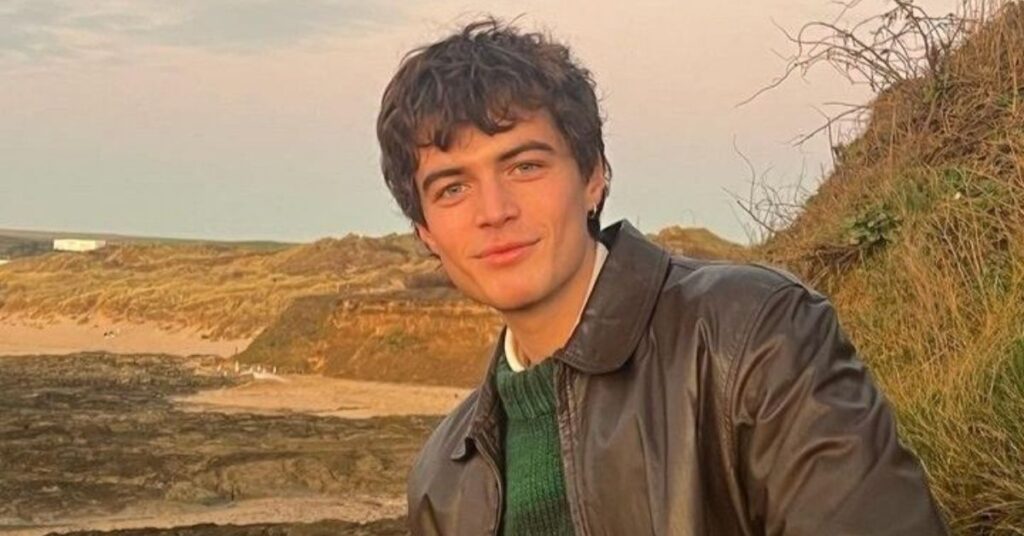 Effortless messy mod hairstyle.