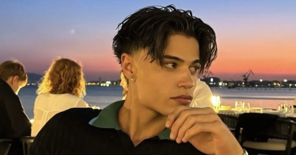 Middle Part Curtain Mullet for retro-modern vibe.