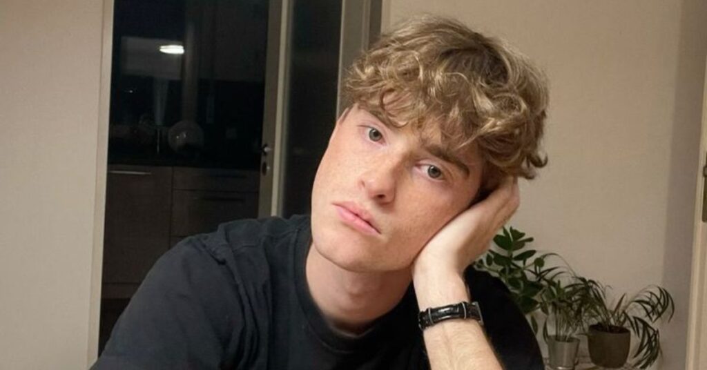 Bleached blonde textured mod hair.