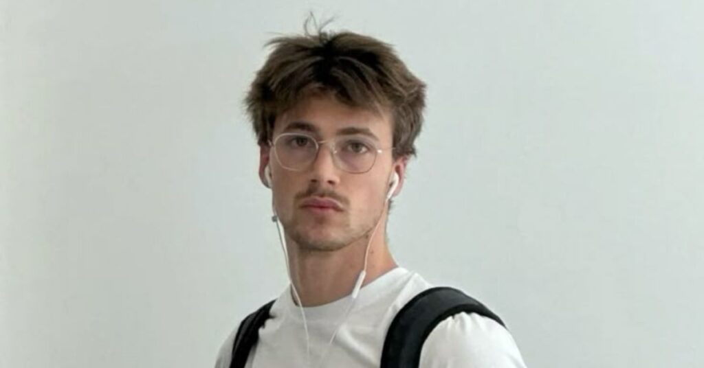 Mod hairstyle with tapered neckline.