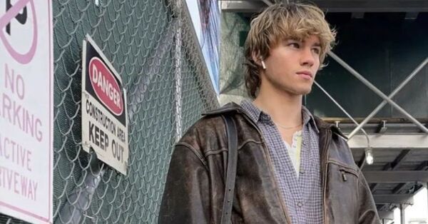 Thick brow-skimming mod fringe.