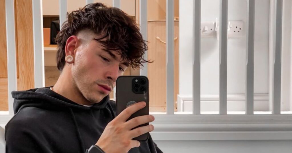 Mullet with angular fringe for geometric face framing.