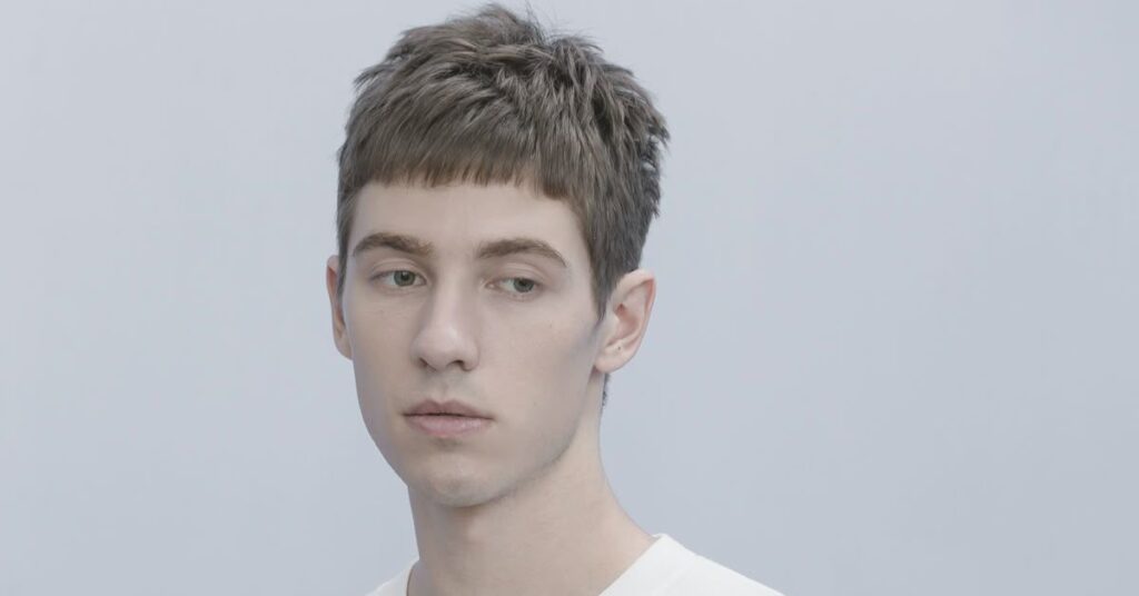 Low-maintenance short pixie mod cut.