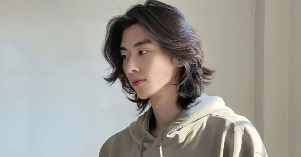 Elegant Shoulder Length Flow Korean hairstyle cut with a soft middle part and natural movement.