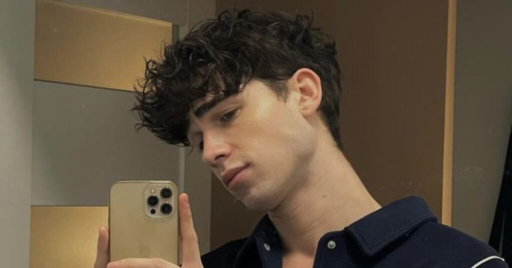 Glossy 'Wet Look' Korean hairstyle cut with high-shine finish and wavy texture.