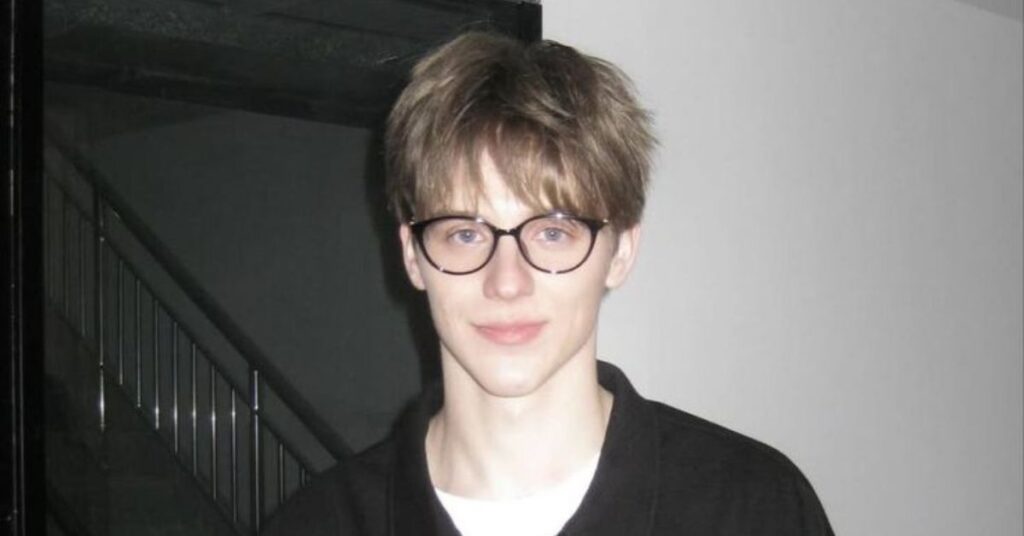 De-bulked mod cut for thick hair.