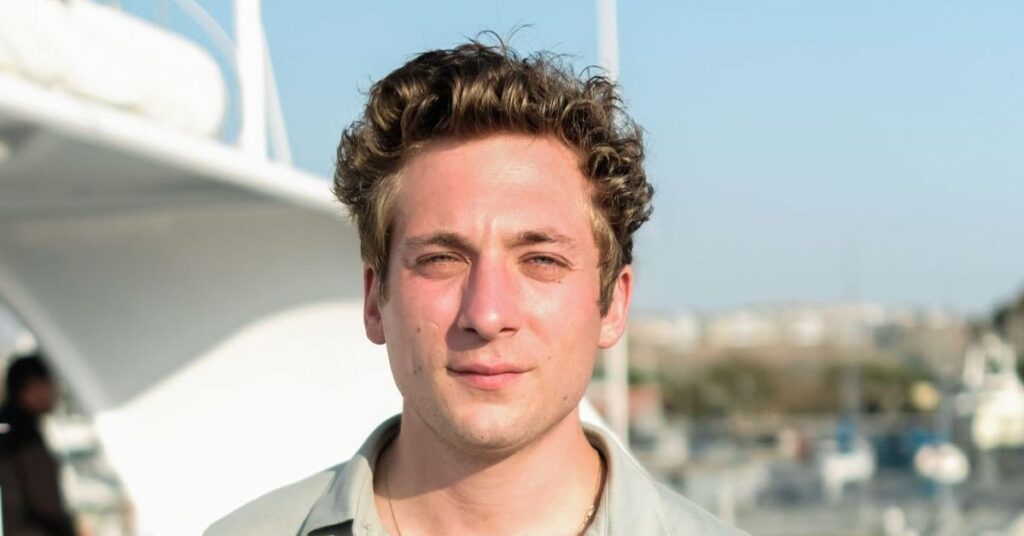 Jeremy Allen White Messy Style