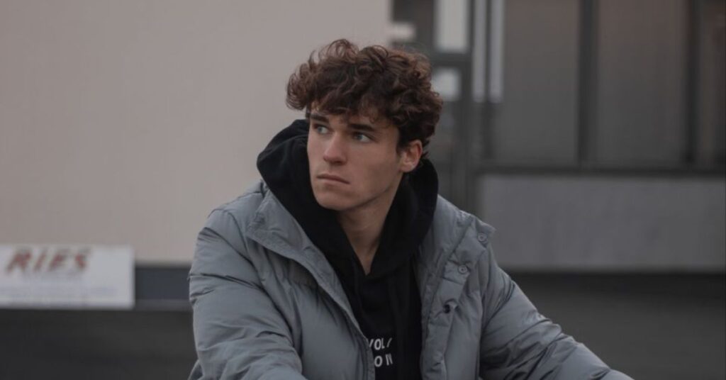 The Humidity Resistant Side Swept Fringe