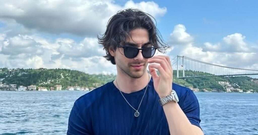 The Side Swept Fringe for Round Faces